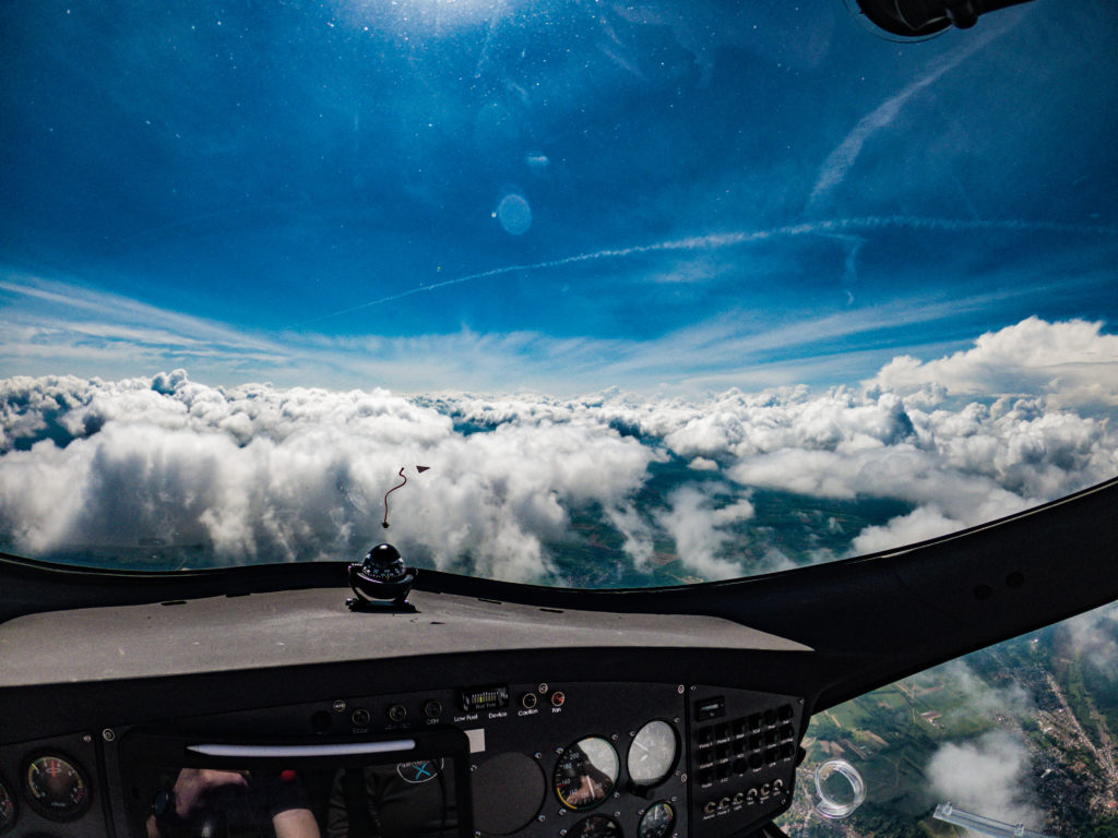 Flug Cavalon Wolken Cockpit Hoch Himmel Sonne 1024x768 1